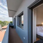 Lovelystay - Gorgeous Modern Flat W/ Balcony